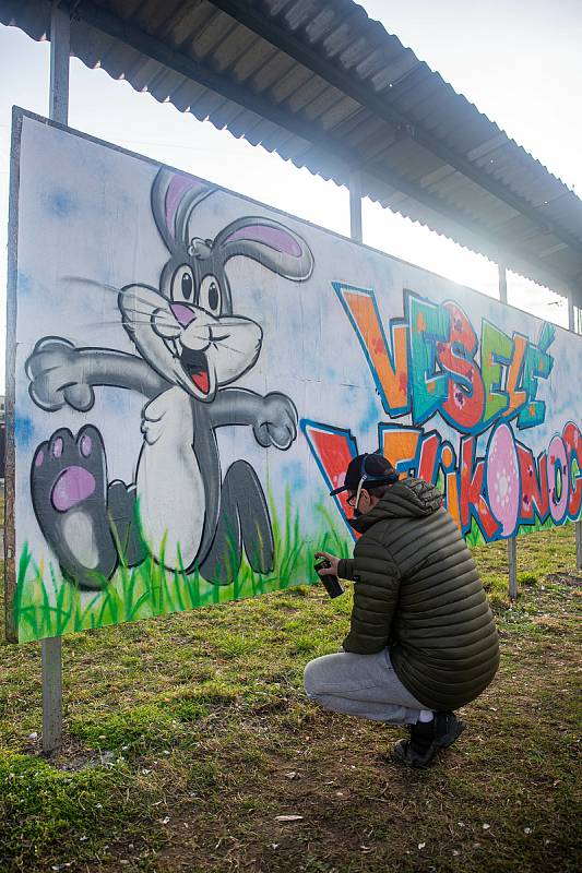 Sprejeři v Novém Městě nad Metují nastříkali na plakátovací plochy velikonoční motivy, aby odlehčily již tak tíživou atmosféru omezení pohybu.