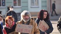 Na hronovském náměstí lidé protestovali proti vládním opatřením okolo koronavirové situace.  Hlavní slovo měl občanský aktivista David Tesař, který vybízel ke změně strachu a nepřátelství na prosperitu a radost. Výzvu k nasazení roušek takřka nikdo neresp