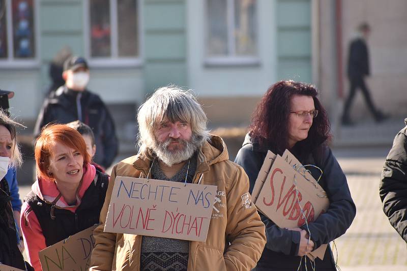 Na hronovském náměstí lidé protestovali proti vládním opatřením okolo koronavirové situace.  Hlavní slovo měl občanský aktivista David Tesař, který vybízel ke změně strachu a nepřátelství na prosperitu a radost. Výzvu k nasazení roušek takřka nikdo neresp