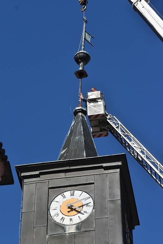 V pondělí 14. června odpoledne byly historické i soudobé dokumenty zabaleny do vodě odpudivého materiálu a vloženy do celkem pěti měděných tubusů. Ty putovaly do makovice a ta následně na věž staré radnice.