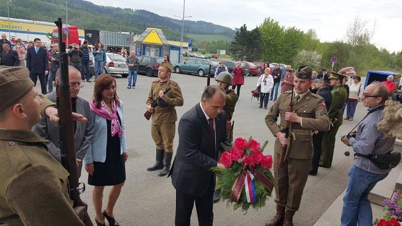 Další věnce pak položili účastníci pietních vzpomínek u památníku padlých vojáků Sovětské armády u staré celnice v Bělovsi. 