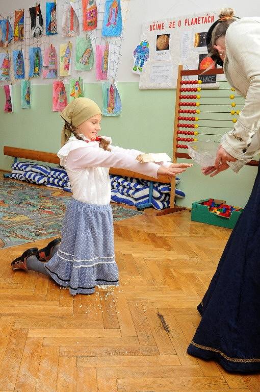 Školáci si vyzkoušeli, jak se sedělo s rukama za zády, správně hlásilo o slovo a vyzkoušeli si dokonce i tresty za neposlušnost. 