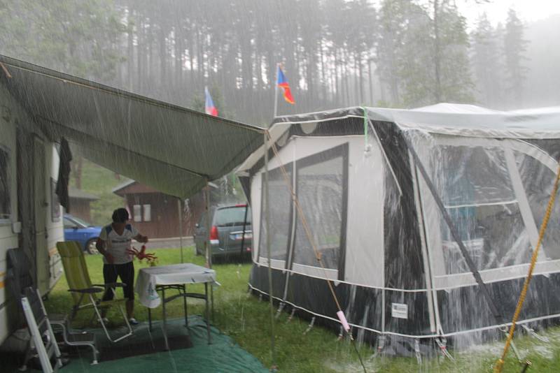 Když se spustí déšť tak se ukáže, jak je důležité vybrat správné místo pro „ukotvení“ karavanu. Napršená vod se pak musí "vyhnat".