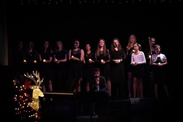 Vánoční koncert Josefa Vágnera a pěveckého sboru Amicitia v Městském divadle v Broumově.