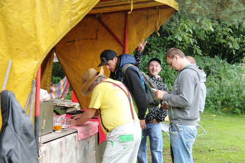 Pivní turisté prošli deset hospod Novoměstskem