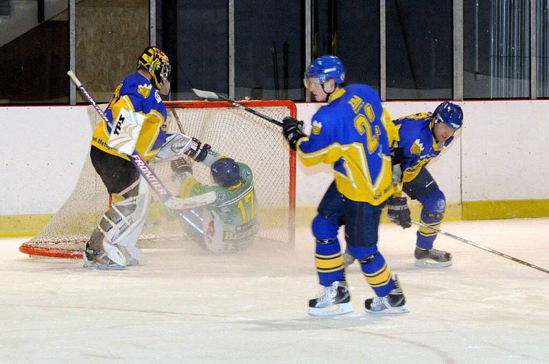 Hokejové utkání HC Wikov Hronov – Spartak Nové Město nad Metují 1:5 (0:1, 1:3, 0:1). 