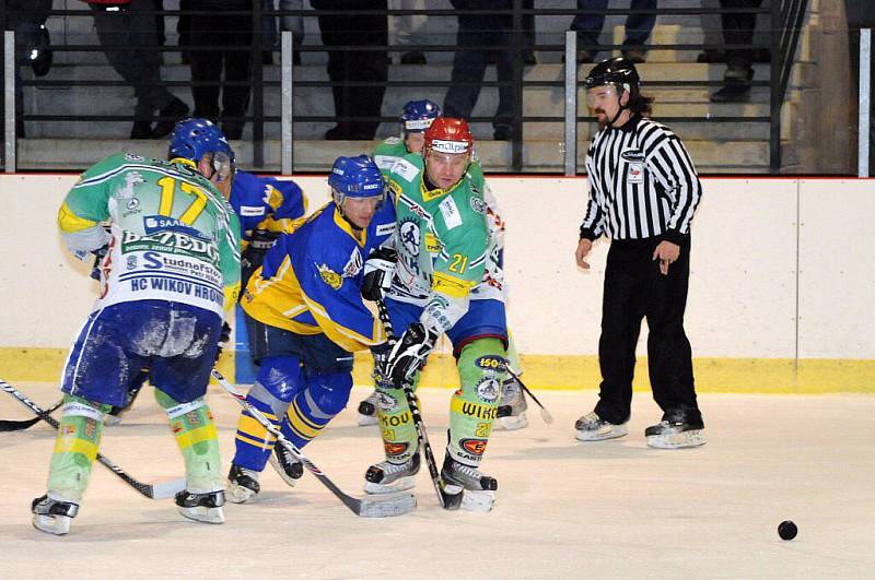 Hokejové utkání HC Wikov Hronov – Spartak Nové Město nad Metují 1:5 (0:1, 1:3, 0:1). 