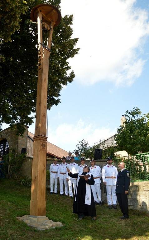 Královédvorský kněz a děkan Jan Czekała vysvětil novou dřevěnou zvoničku, jež na jednom z kopcovitých okrajů vísky stojí od loňského prosince.