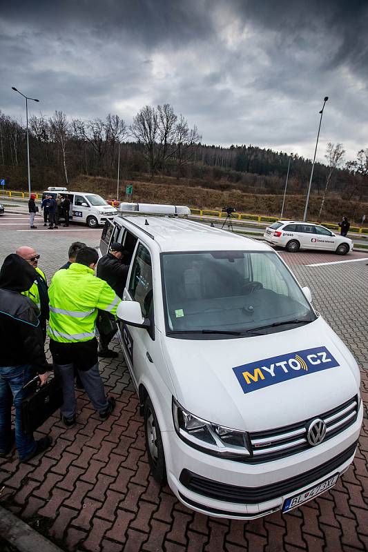 Začátek fungování nového mýtného systému v České republice. Na hranicích v Náchodě-Bělovsi nezpůsobil žádné problémy.