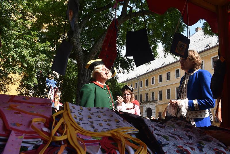 Díky dlouho očekávané akci Oživlý Josefov se pevnostnímu městu vrátila slavná vojenská minulost, kterou ochutnaly stovky návštěvníků. 