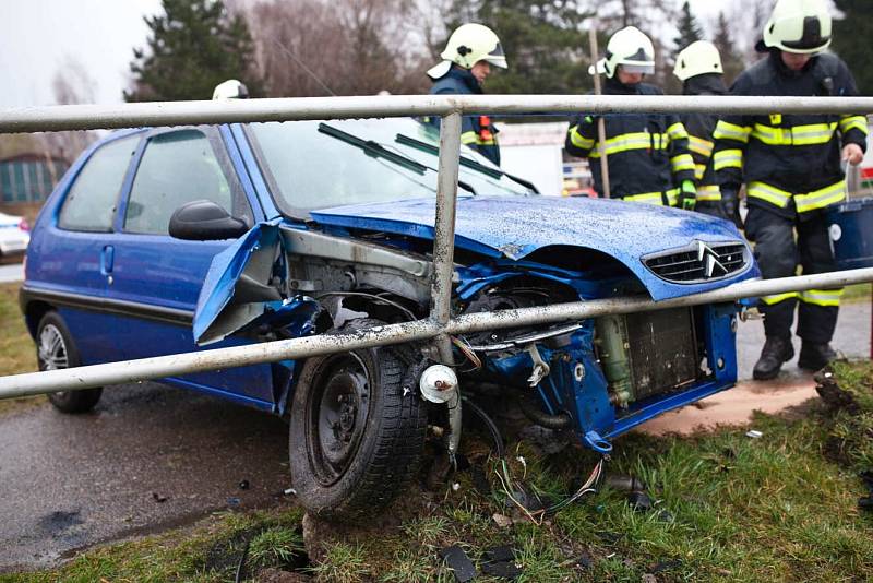 Vozidlo značky Citroen narazilo do ochranného zábradlí na cyklostezce vedoucí souběžně s hlavní silnicí.