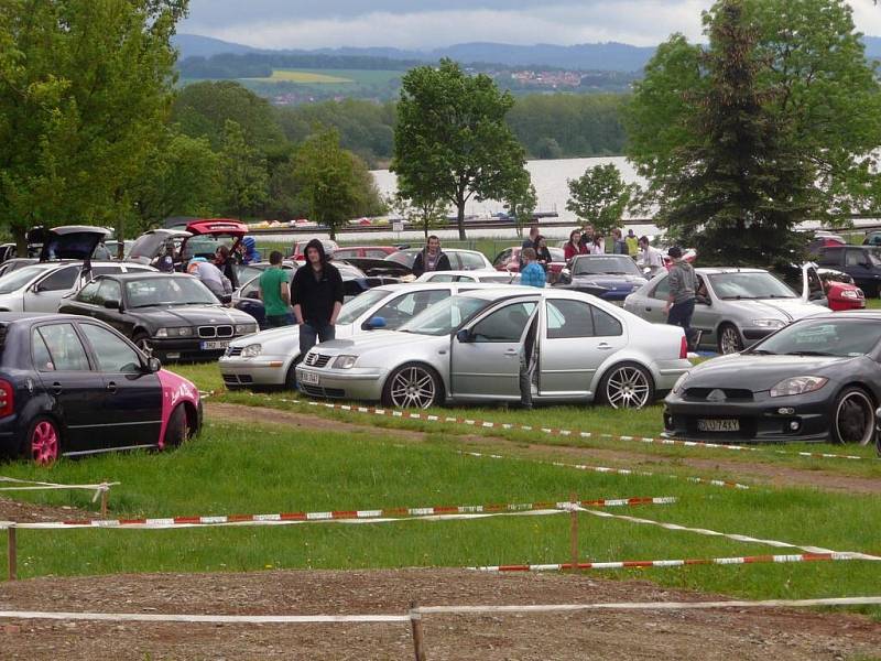 NABLÝSKANÉ POVOZY přilákaly fandy či jen tak zvídavé diváky už na 12. ročníku tradičního tuningového srazu. 