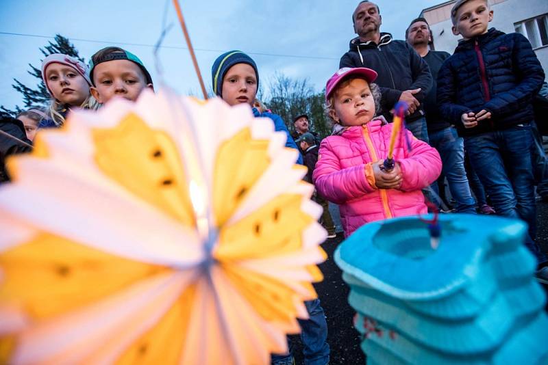 Novoměstští si připomněli Den vítězství a vydali se s lampiony do průvodu.