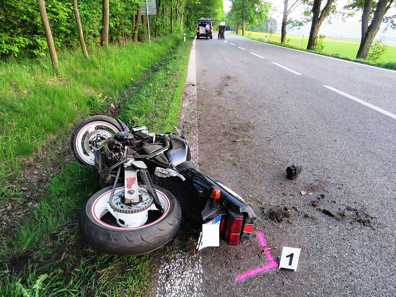 Motorkář se střetl s cyklistou, policie hledá svědky z předjížděných vozů