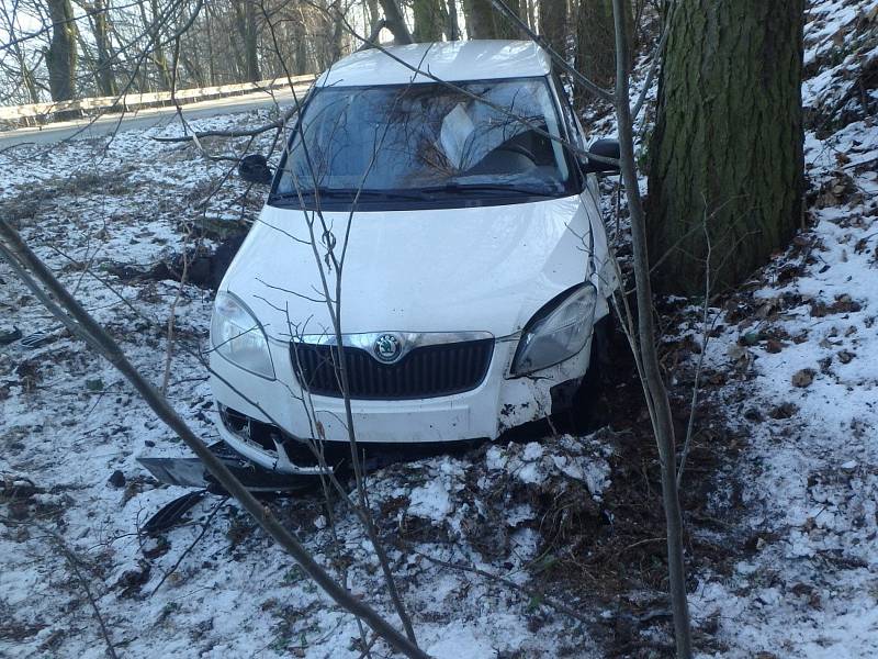 V Polici nad Metují auto nedobrovolně vyjelo mimo komunikaci a skončilo mezi stromy.