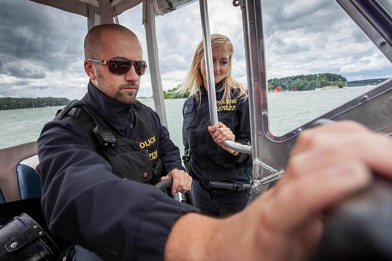 Policisté na novém moderním člunu při kontrole přehradní nádrže Rozkoš.