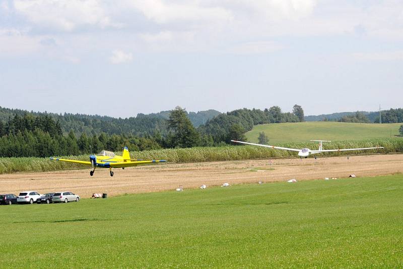 Devětatřicet pilotů z České republiky, Německa a Polska bojuje o putovní pohár během mezinárodních závodů Orlíkovské přeháňky. 