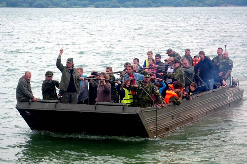 Předváděcí akci plovoucí těžké military techniky a vojenských vozidel si v sobotu na břehu Rozkoše nenechali ujít nadšenci pro vše vojenské. 