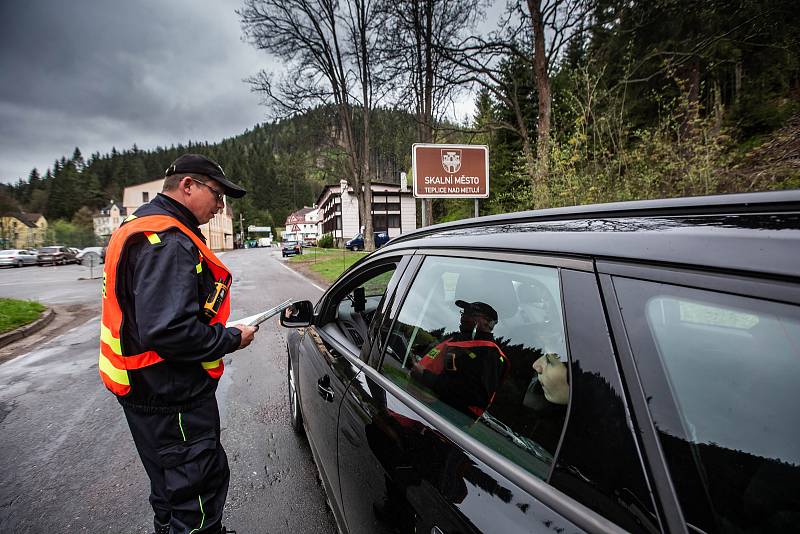 Adršpach zažívá nájezdy zejména polských turistů, stovky aut míří do skalního města. Dopravu musí řídit jak policie, tak dobrovolní hasiči.