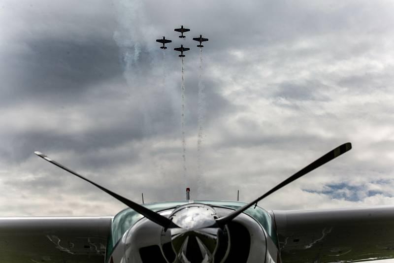 Česká skupina Flying Bulls Aerobatics Team oslavil 60let od založení původní skupiny Chrudimská 4