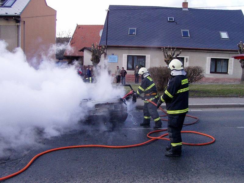 Hořící automobil v České Skalici.