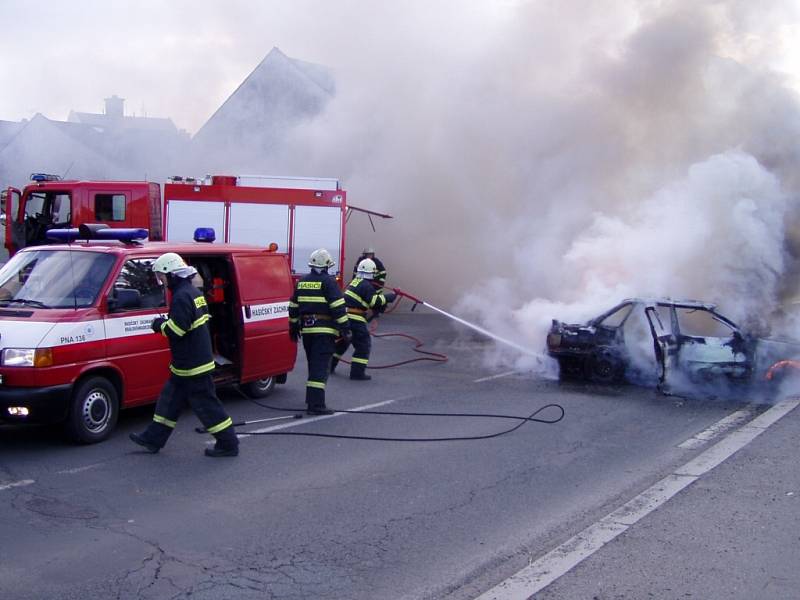 Hořící automobil v České Skalici.