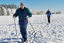 V KLADSKÉM POMEZÍ se v závislosti na sněhových podmínkách upravuje přibližně 300 km lyžařských tratí. 