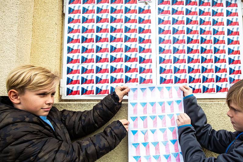 Děti z mateřské a základní školy v Nahořanech vyvěsily 5325 vlajek.