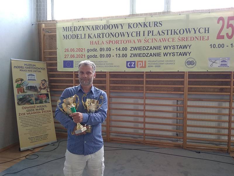 Expozice modelového světa z papíru, kterou zvelebuje její ředitel Pavel Frydrych, je jediná svého druhu a Police nad Metují se tak stala hlavním městem papírových modelů.