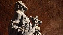 Vystavené originály původně zdobily Mariánský sloup, který tvoří dominantu náměstí Československé armády v Jaroměři. Sloup byl postavený v letech 1723 - 1727 a je významným dílem Matyáše Bernarda Brauna a jeho sochařské dílny.