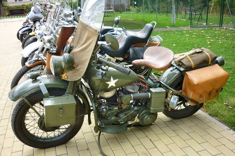 Majitelé motocyklových legend Harley Davidson si dali dostaveníčko v teplickém penzionu Metuje. 