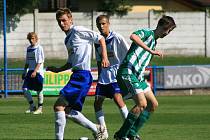 Starší dorostenci Náchoda (v bílém) uhráli v pohledném utkání s Rapidem Liberec remízu 1:1.