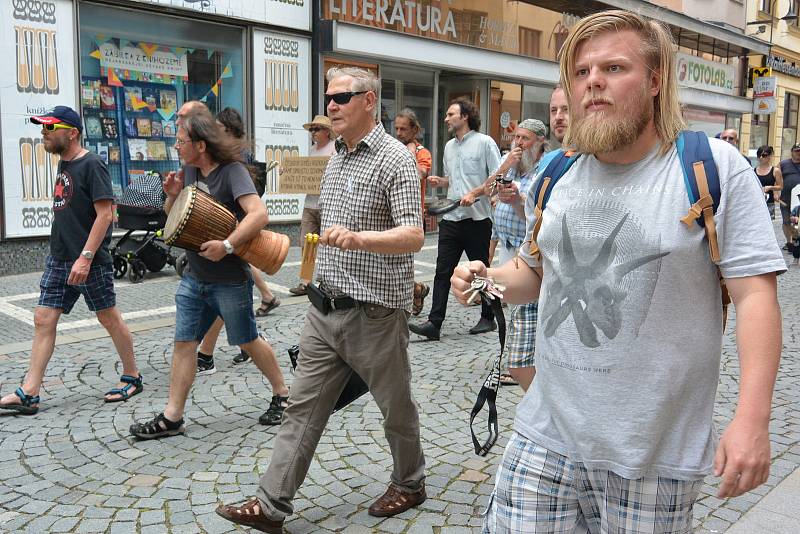 Průvod s transparenty v rukou vydal na krátkou cestu centrem města, při které demonstranty podporovali i další lidé.