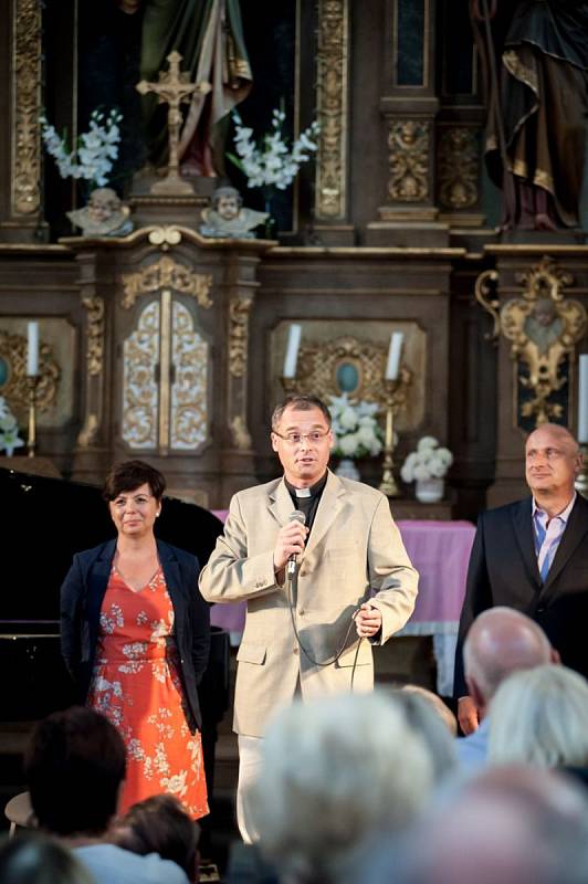Místem konání závěrečného koncertu „Pokladů“ se stal kostel sv. Máří Magdalény v Božanově, který poslední srpnovou sobotu zaplnilo rekordních 582 posluchačů z celého regionu, kteří si přišli poslechnout sopranistku Evu Urbanovou a Moravské klavírní trio.