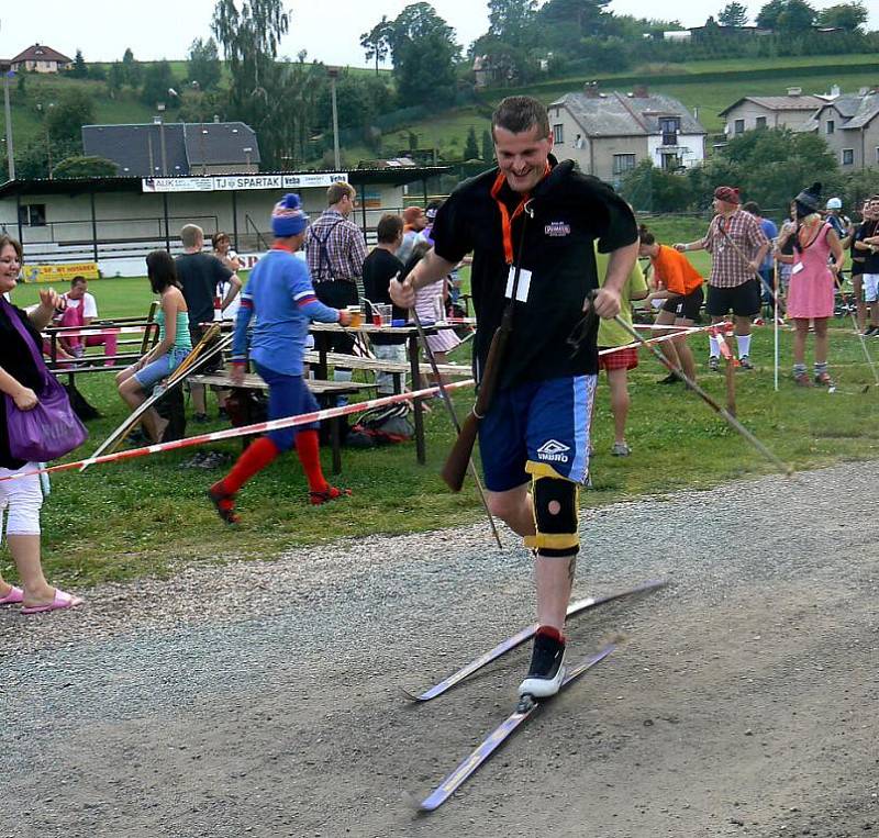 Letní biatlon štafet v Polici nad Metují přinesl spoustu komických situací a veselých okamžiků.