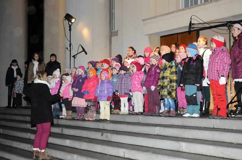 V podvečer na první adventní neděli přišla na hronovské náměstí téměř tisícovka obyvatel města, aby byla svědkem slavnostního rozsvícení vánočního stromu, který bude až do 6. ledna tvořit dominantu náměstí. 