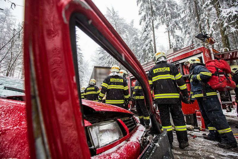 Nehoda osobního automobilu a kamionu, ke které došlo 21. prosince odpoledne, zablokovala silnici I/14 mezi Novým Městem nad Metují a Náchodem za Vrchovinami.