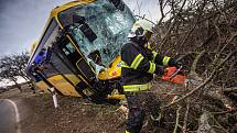 U Černčic havaroval autobus s cestujícími, pět lidí se zranilo.