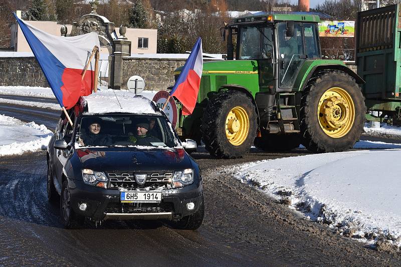 Symbolicky pět minut po dvanácté začala ve čtvrtek po poledni kroužit centrem Police nad Metují desítka traktorů. Zástupci ZD Ostaš a  Družstva vlastníků Agriteam se připojili k celostátní protestní akci proti změně dotačních pravidel.