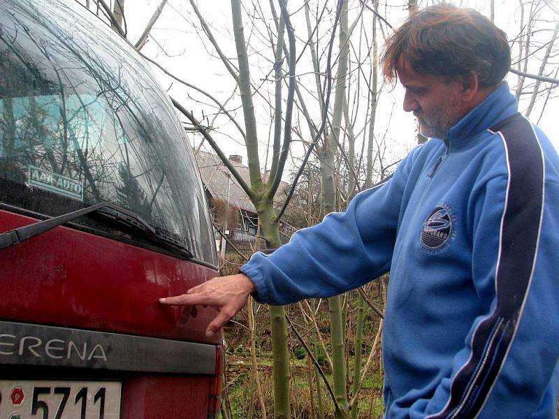 Romům někdo vyryl na auto hákové kříže.