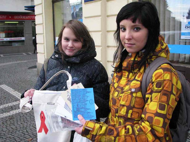 Dobrovolnice Sabina Hilmanová a Jennifer Bubeníčková vybíraly peníze na boj proti AIDS.