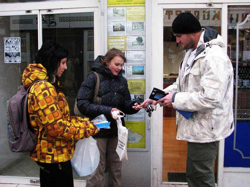 Dobrovolnice Sabina Hilmanová a Jennifer Bubeníčková vybíraly peníze na boj proti AIDS.