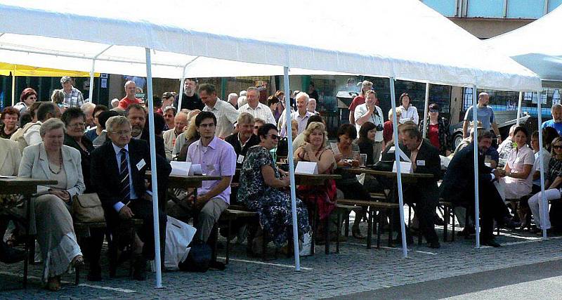 Městys Nový Hrádek převzal Zlatou stuhu za prvenství v soutěži Vesnice roku 2011.