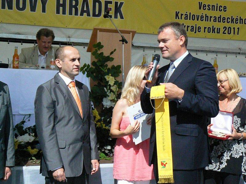 Městys Nový Hrádek převzal Zlatou stuhu za prvenství v soutěži Vesnice roku 2011.