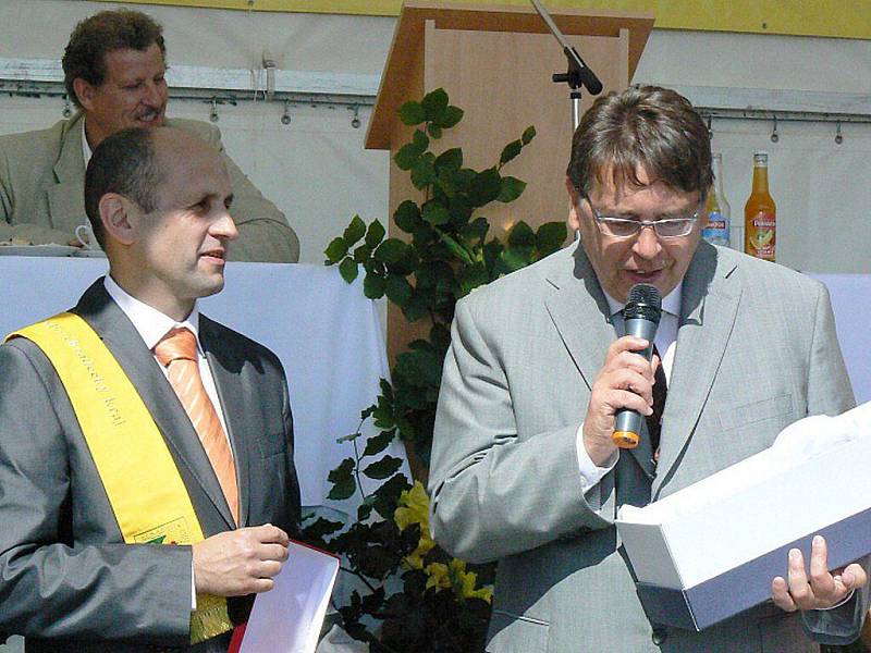 Městys Nový Hrádek převzal Zlatou stuhu za prvenství v soutěži Vesnice roku 2011.