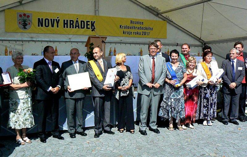 Městys Nový Hrádek převzal Zlatou stuhu za prvenství v soutěži Vesnice roku 2011.