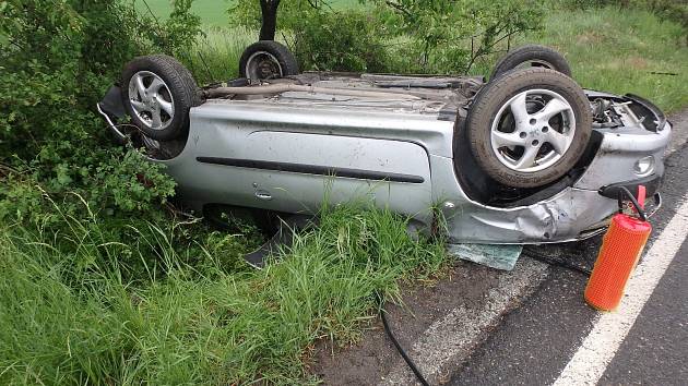 Auto vyjelo ze silnice  a převrátilo se na střechu.