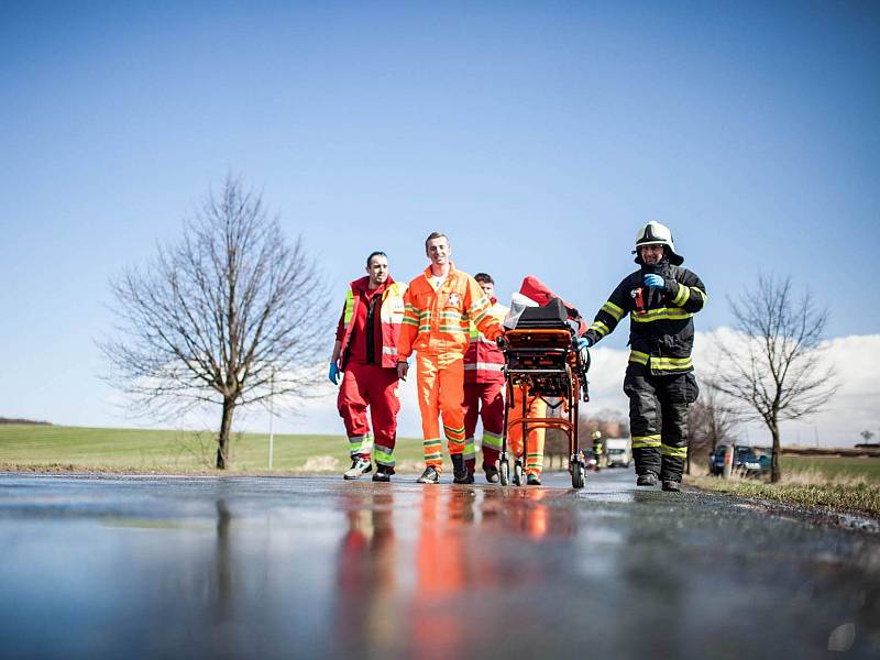 Krátce před třináctou hodinou havaroval na silnici mezi obcemi Bohuslavice nad Metují a Rohenice osmnáctiletý motocyklista.