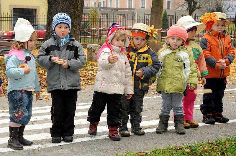 Děti z Mateřské školy Hronov si užívaly posvícenské veselí.