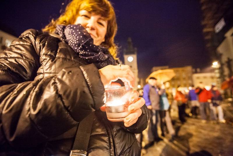 Vzpomínkové setkání 17. listopadu na náchodském Masarykově náměstí. 